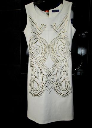 Белое нарядное платье/платье-футляр/фактурная ткань/ красиво украшено клепками