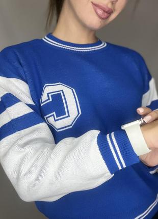 Женский пуловер синий с белыми рукавами4 фото
