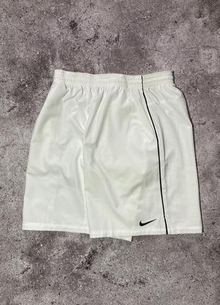 Белоснежные шорты nike