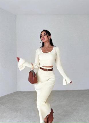 Жіночий сучасний елегантний білий костюм (топ+спідниця) з цікавими рукавами 2023