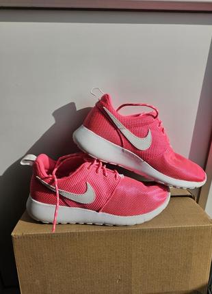 Жіночі рожеві кросівки nike для спорту