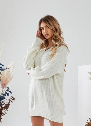 Светр - туніка в стилі оверсайз.