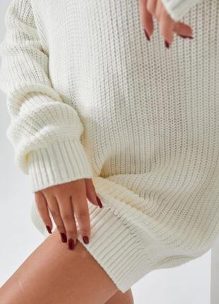 Светр - туніка в стилі оверсайз.