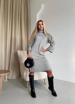 Платье миди прямого свободного силуета воротник стойка под горло рукав спущенный прямой манжет по бокам разрезы ткань ангора дабл