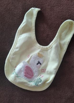 Слюнявчик нагрудник с вышивкой лебедь