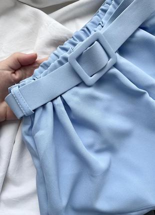 Классические костюмные шорты с поясом голубые2 фото