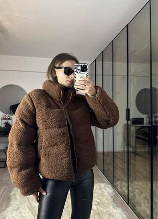 Тепла, мʼяка сучасна трендова та неймовірно приємна на дотик коричнева куртка барашек🚀 20233 фото