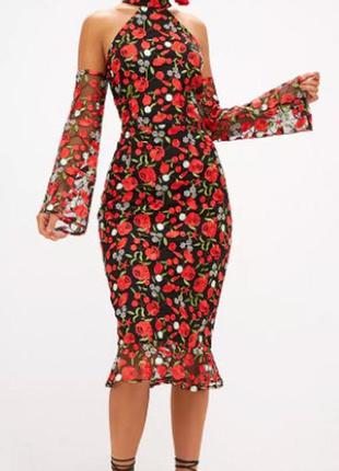 Невероятное платье с вышивкой роз