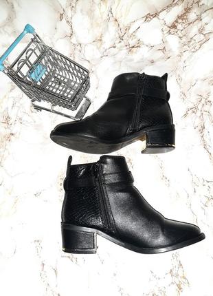 Чорні демісезонні черевики на середніх підборах, з пряжечками8 фото