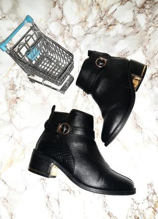 Чорні демісезонні черевики на середніх підборах, з пряжечками3 фото