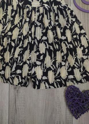 Черно-кремовые плиссированные шорты-бермуды zara с цветочным принтом размер xs7 фото