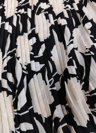Черно-кремовые плиссированные шорты-бермуды zara с цветочным принтом размер xs8 фото