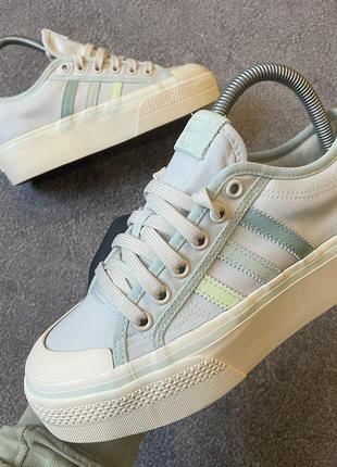 Жіночі яскраві світлі нові кеди adidas оригінал снікерси кросівки адідас nizza