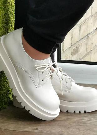 Женские бежевые туфли кроссовки белые на танкетке слипоны кожаные мокасины8 фото