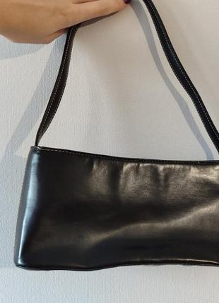 Черная сумка-багет с короткой ручкой4 фото
