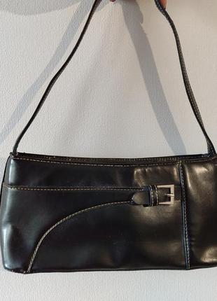 Черная сумка-багет с короткой ручкой