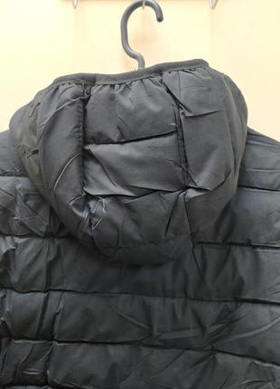 Курточка мужская, черная, демисезонная, легкая и теплая, с капюшоном.
т-5085.ціна-950грн
размеры:м;хl.9 фото