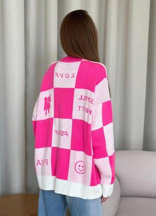 Розовый удлиненный свитер в клетку3 фото