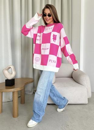 Розовый удлиненный свитер в клетку1 фото