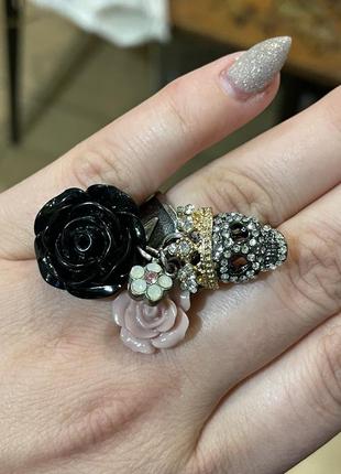 Каблучка з черепом і трояндами