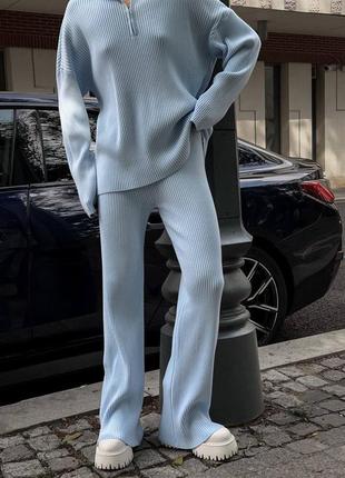 Классический костюм из ангоры в рубчик свитшот со спущенным плечом брюки клеш от колена палаццо комплект голубой белый бежевый трендовый стильный4 фото
