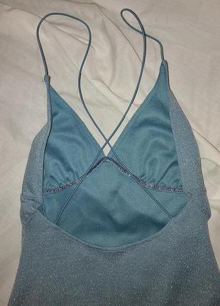 Короткое блестящее платье с открытой спиной на бретелях