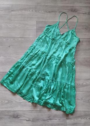 Зеленое ярусное платье из шелка