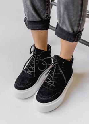 Черные утепленные кроссовки - идеальный выбор для осенней моды.2 фото