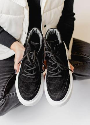 Черные утепленные кроссовки - идеальный выбор для осенней моды.3 фото