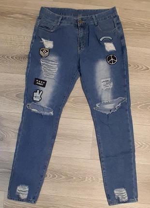 Джинси рванні з нашивками