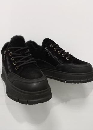 Женские утепленные черные кроссовки на платформе4 фото