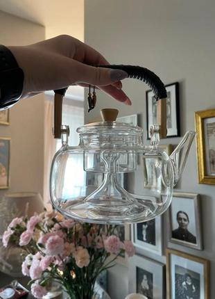 Стеклянный чайник с плетеной ручкой 900 мл.1 фото