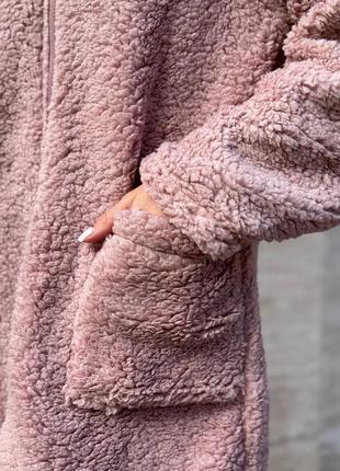Шикарная стильная удлинённая кофта кардиган из искусственного меха тедди на молнии чёрная белая розовая пудровая серая с капюшоном курточка шубка5 фото