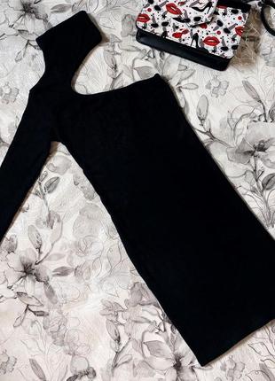 Трикотажное черное платье с одним рукавом и асимметричным вырезом4 фото