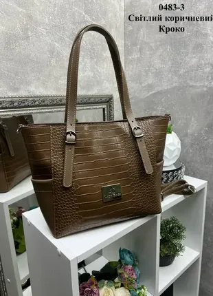 Світлий коричневий формат а4 — велика сумка з крокодиловим принтом — добре тримає форму