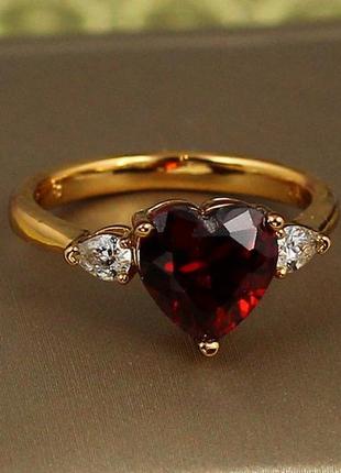 Кольцо xuping jewelry сердце с красным камнем и каплями по бокам р 19  золотистое