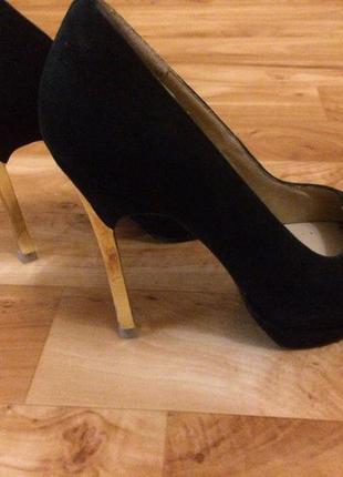 Замшевые черные туфли в стиле casadei