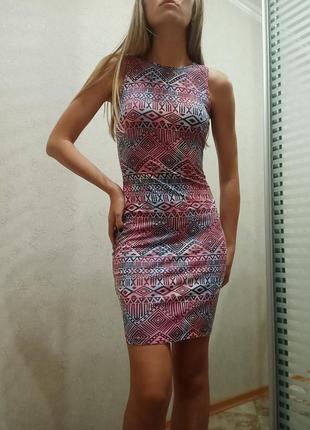 Трикотажна міні сукня з абстрактним принтом2 фото