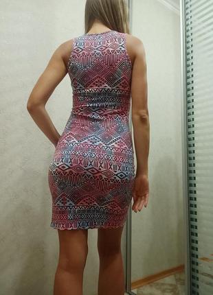 Трикотажна міні сукня з абстрактним принтом3 фото