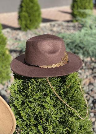Шляпа федора с цепочкой коричневая теплая шляпа коричневая с декором фетровая шерстяная ковбойская5 фото