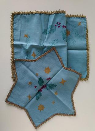 Две декоративные скатерки салфетки к рождественскому столу ярко голубая с золотым кантом