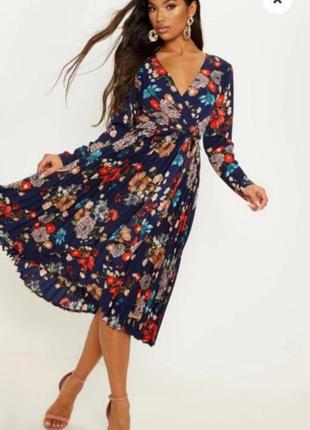 Стильное платье prettylittlething