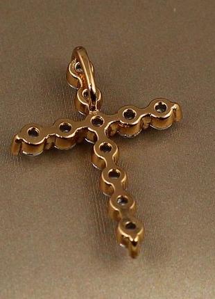 Крестик xuping jewelry для тонкой цепи с крупными фианитами 2,4 см золотистый2 фото