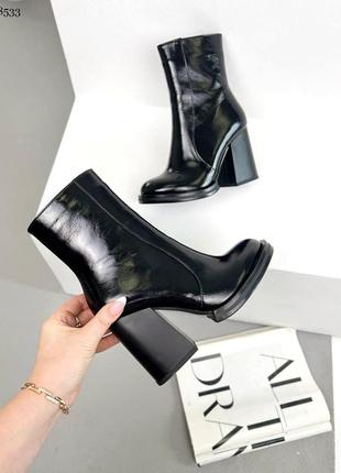 Стильні натуральні лакові ботинки чорного кольору, трендові жіночі черевики, зима та демі2 фото