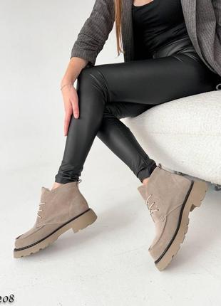 Зимові натуральні замшеві ботинки бежевого кольору, трендові жіночі черевики на шнурівці8 фото