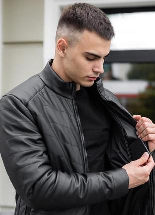 Чоловіча чорна шкіряна куртка