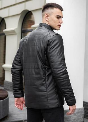 Чоловіча чорна шкіряна куртка