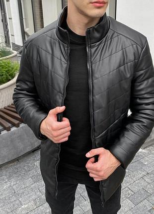 Чоловіча чорна шкіряна куртка