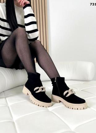 Демісезонні жіночі замшеві ботинки чорного кольору, трендові жіночі черевики на блискавці з декором