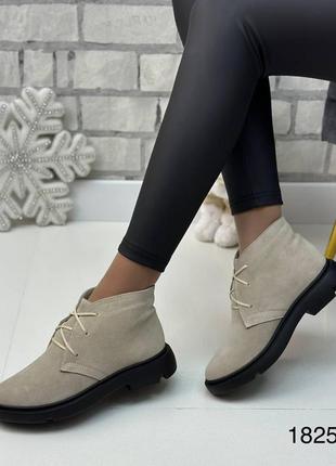 Зимові натуральні замшеві ботинки бежевого кольору, трендові жіночі черевики на шнурівці7 фото
